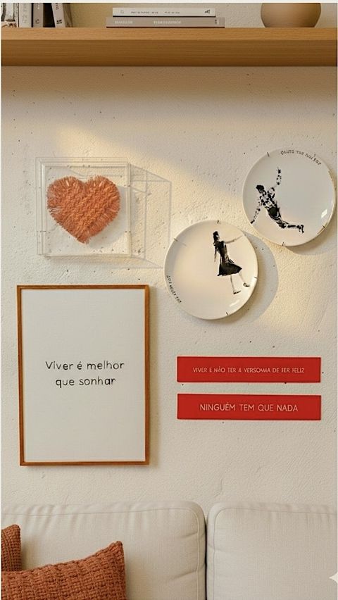 Parede com composição de quadros